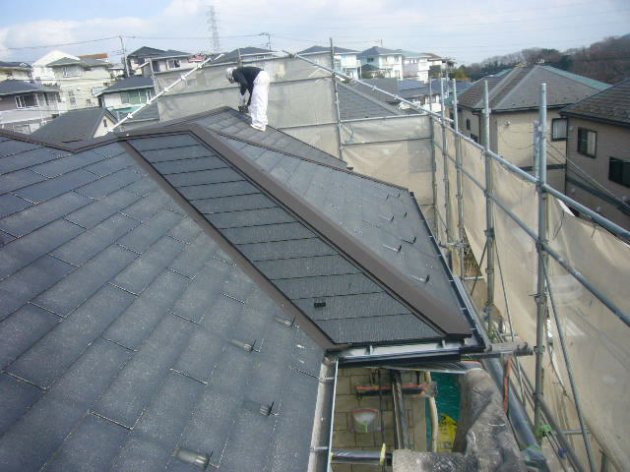 >屋根の下塗り