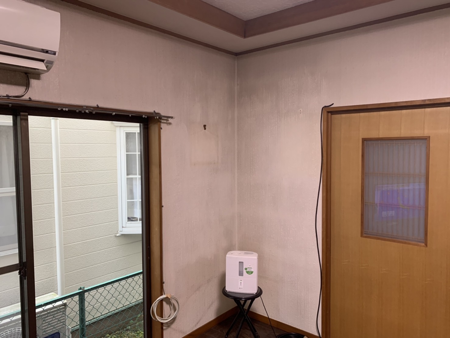 施工前　汚れや浮きが目立つ壁面