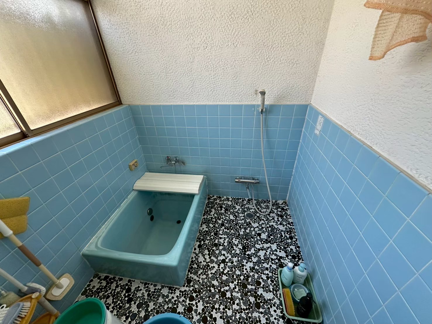 施工前:経年劣化が見られる既存ユニットバス