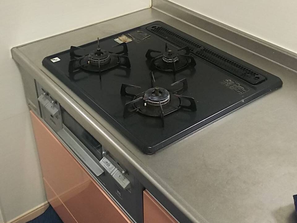 施工前 コンロ:お手入れに苦労されていた既存設備