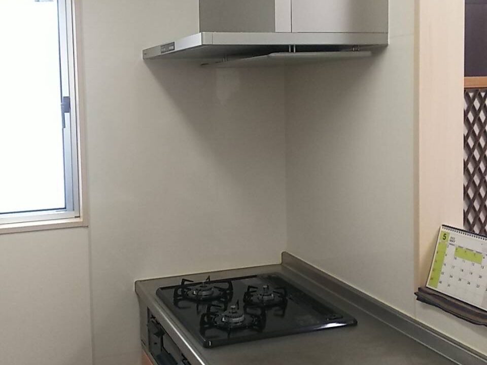 施工後 コンロ サッと拭くだけ。鏡面のような美しさ