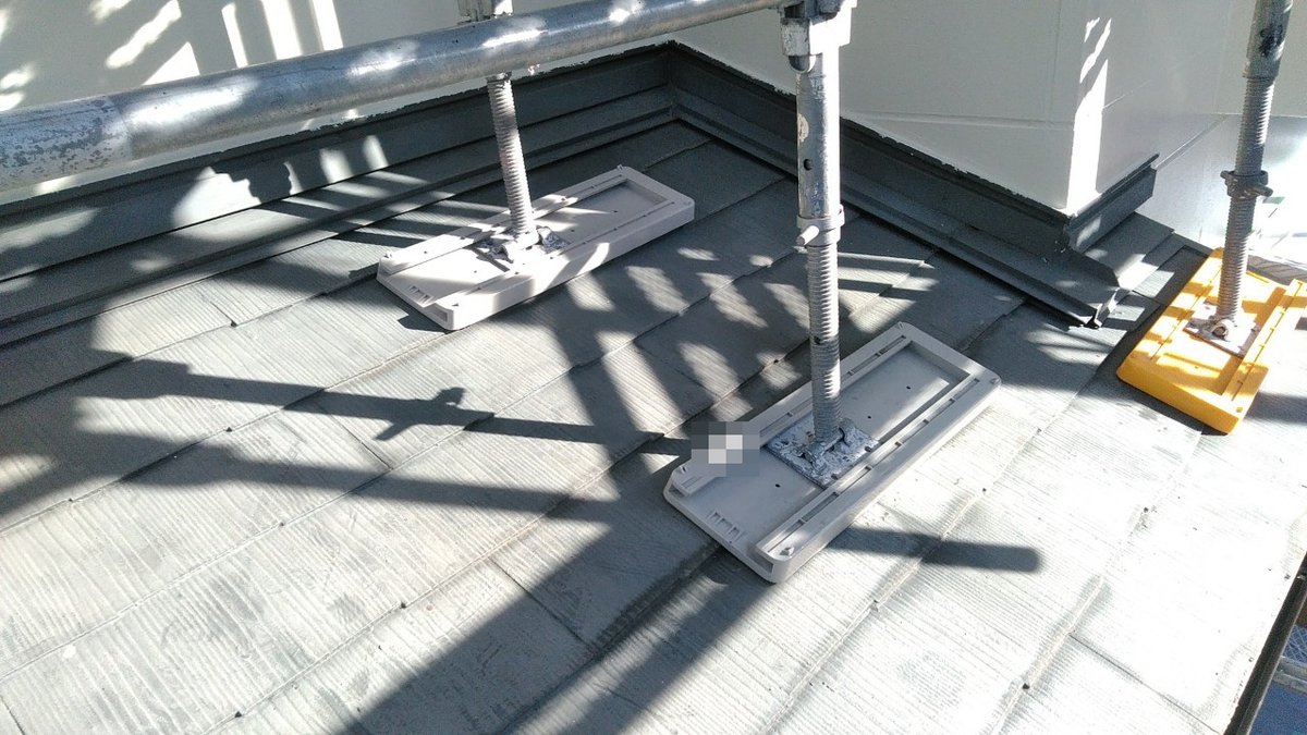 防水シート貼りです。屋根カバー工法では、既存の屋根の上に防水シートを敷き詰めます。雨を実際に止めているのはこの層です。(1月19日)