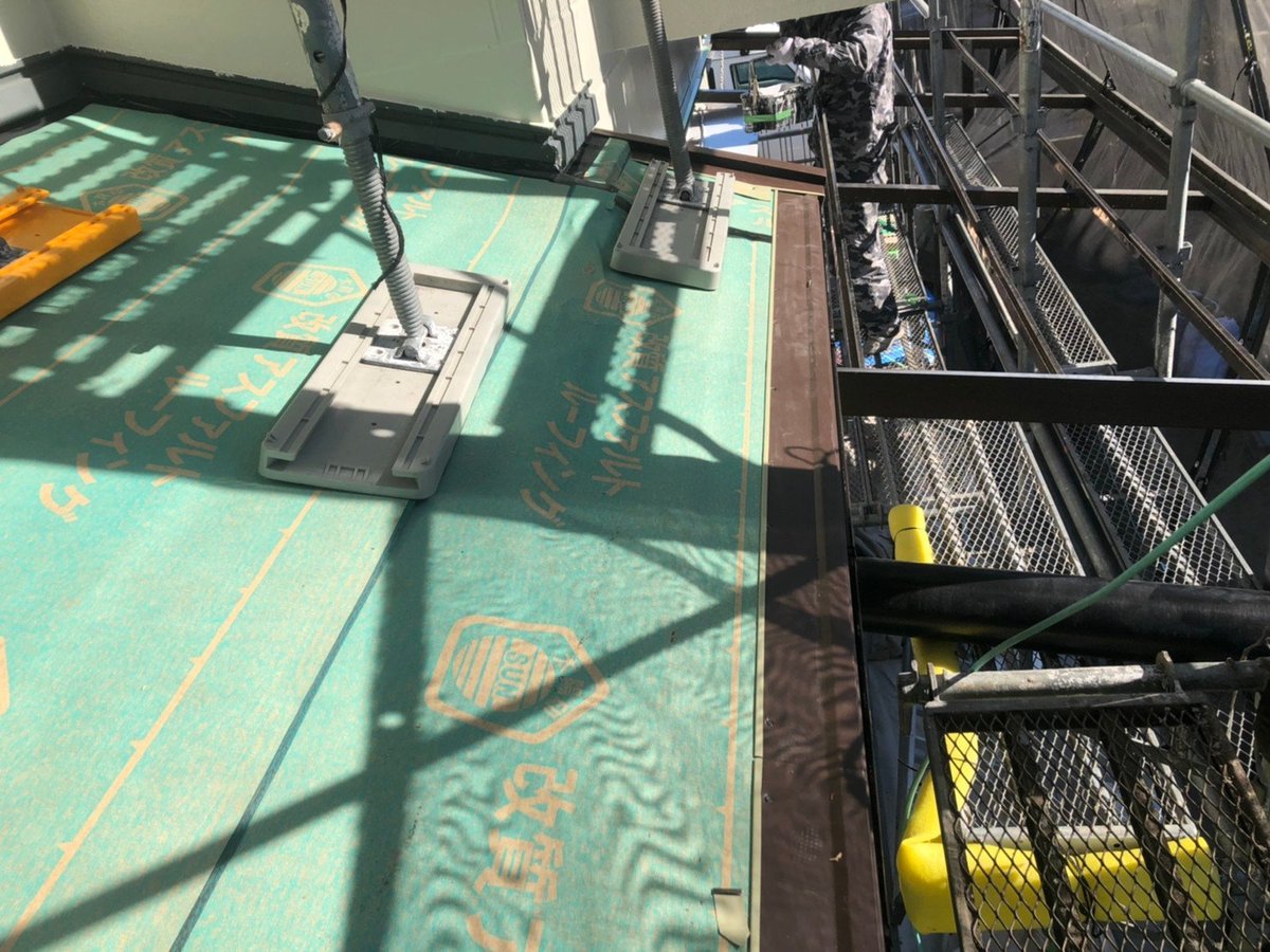下屋根の屋根材の施工です。既存の屋根の上に新しい屋根材を重ね葺きします。軽い金属屋根なので建物への負担が少なく、解体で出る廃材もありません。1階の屋根は外壁との取り合いがあり、雨水が回りやすい部分です。(1月20日)