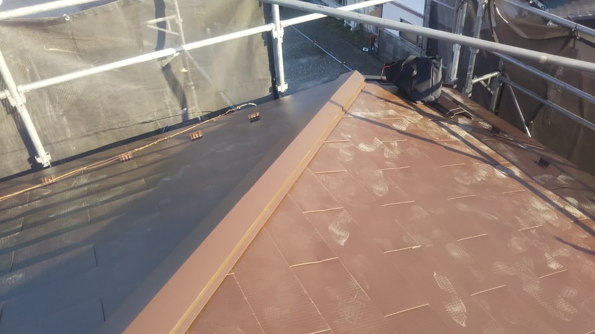 棟板金まわりの施工です。屋根の頂点に下地と板金を取り付け、接合部をふさぎます。風で飛ばないよう固定する部分です。屋根の頂上の板金は、風と熱で浮きや錆が出やすい部分です。(1月21日)