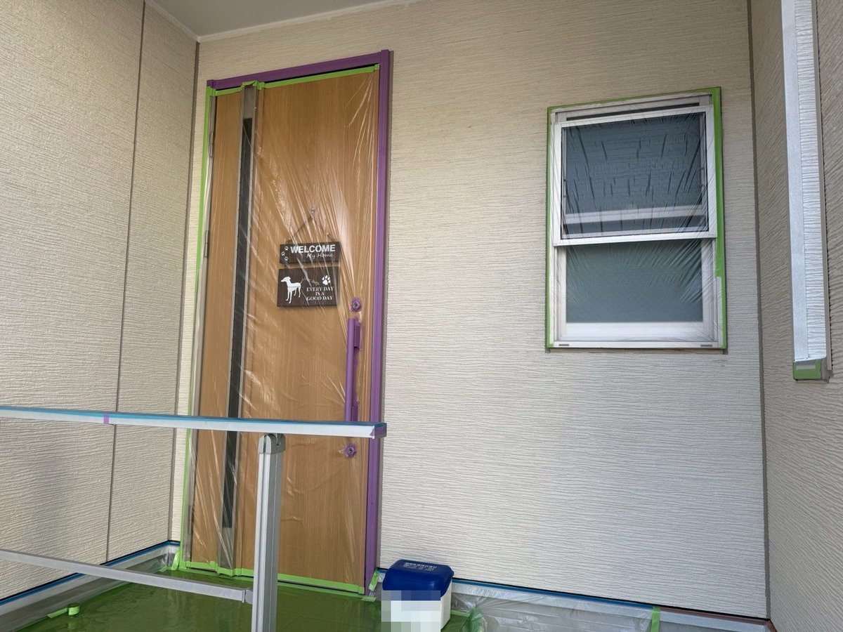 外壁の下塗りです。下地への吸い込みを止め、仕上げ塗料の密着を高める1層目です。(7月22日)