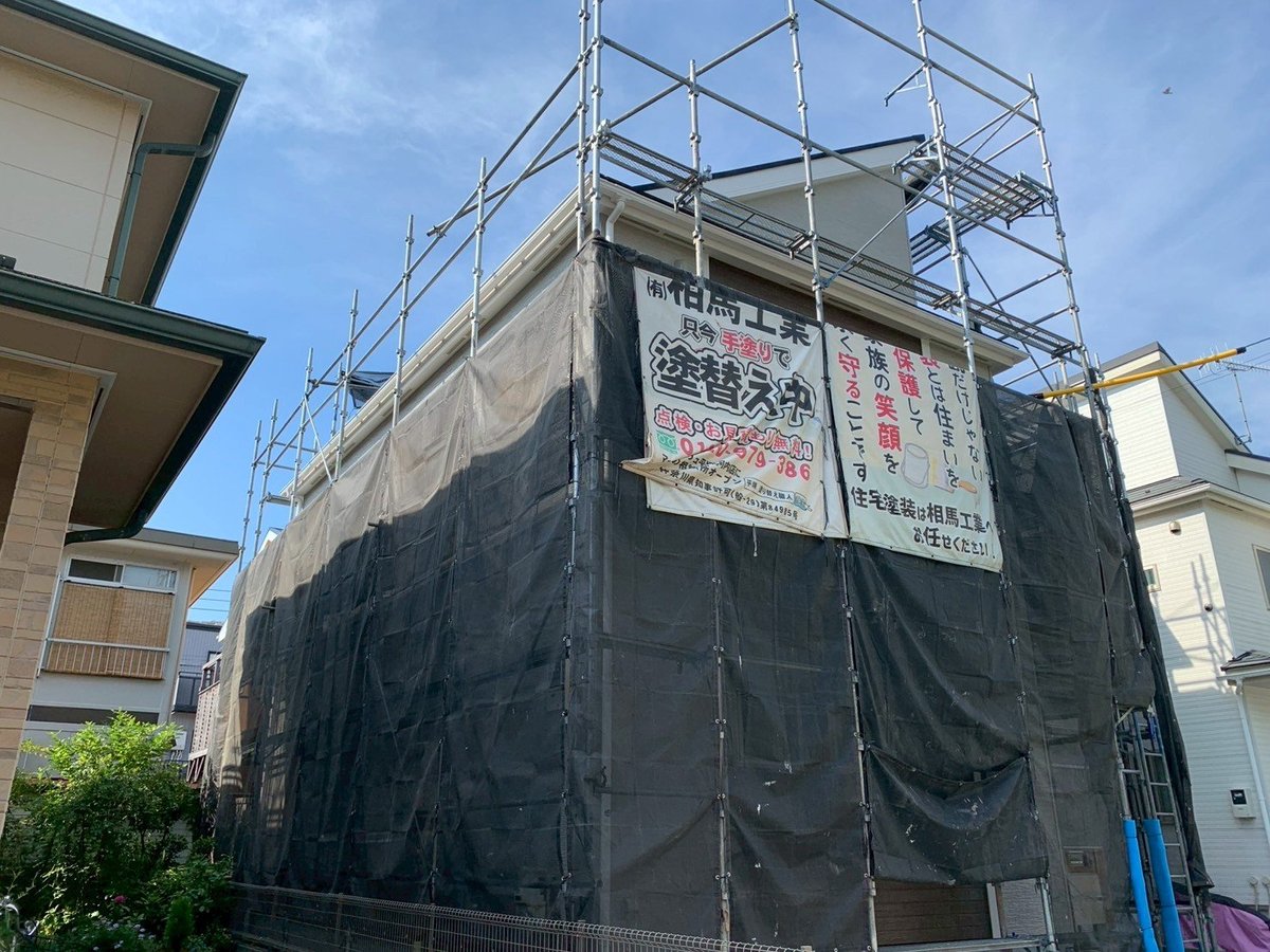 足場解体です。仕上がりを確認したあと、足場をばらして搬出します。(8月4日)