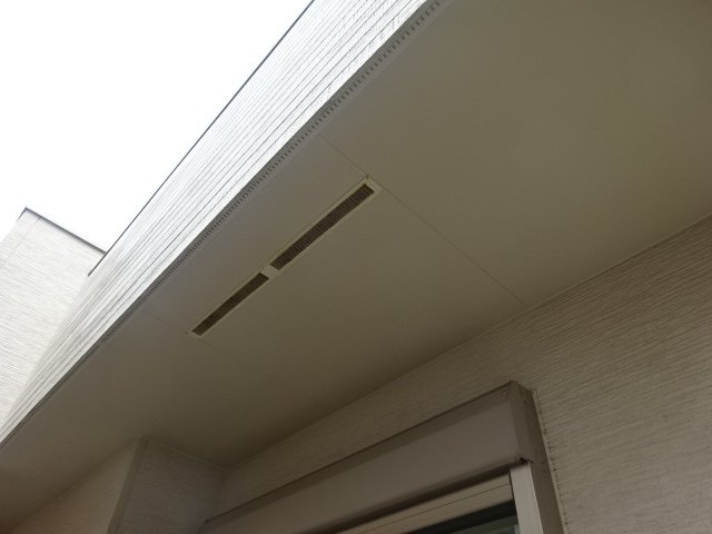 施工前 点検(2025年4月6日)で撮った軒天です。ひび割れと変色が見つかりました。