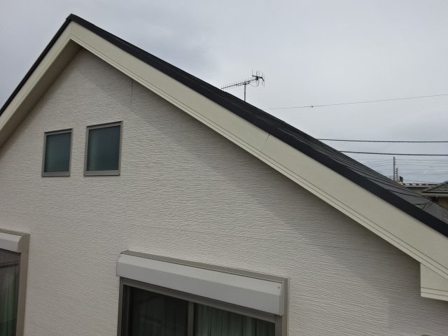 施工前 点検(2025年4月6日)で撮った破風です。変色と汚れが見つかりました。