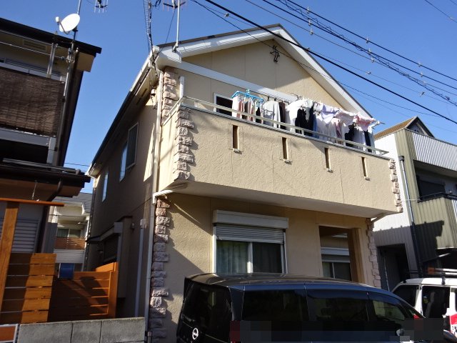 足場組みです。職人がどこにでも手が届くように足場を組みます。塗り残しを出さないための段取りです。（6月22日）