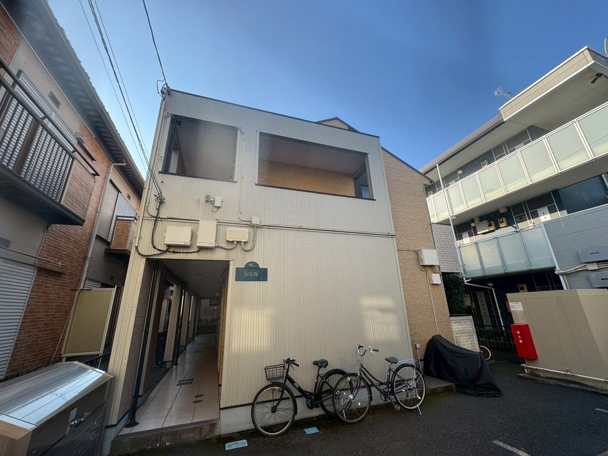 足場組みです。職人がどこにでも手が届くように足場を組みます。塗り残しを出さないための段取りです。(2月16日)