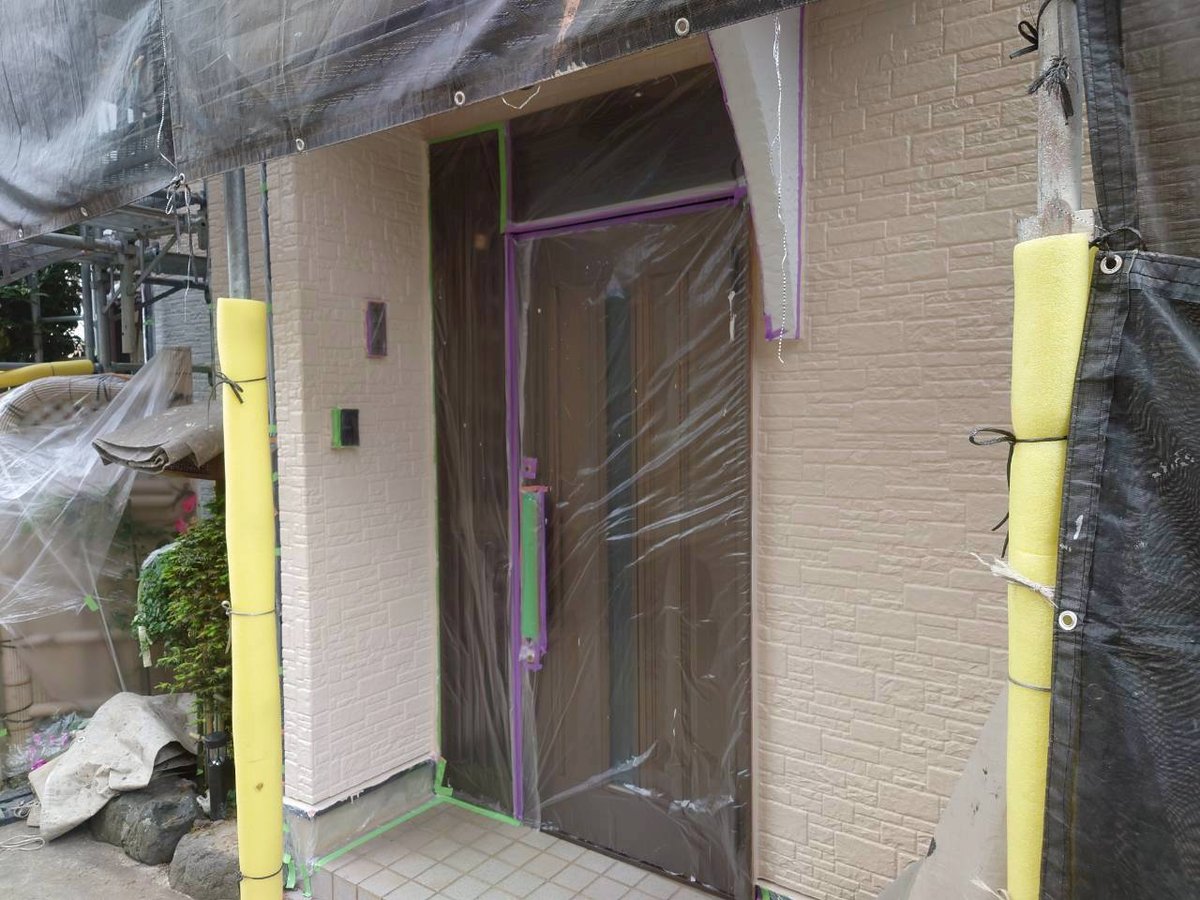 外壁の上塗り(仕上げ)です。仕上げ塗料を2回重ねた、その2回目です。決められた量を2回に分けて塗ることで膜の厚みが出ます。色と艶が決まり、紫外線から建物を守る層になります。(5月14日)