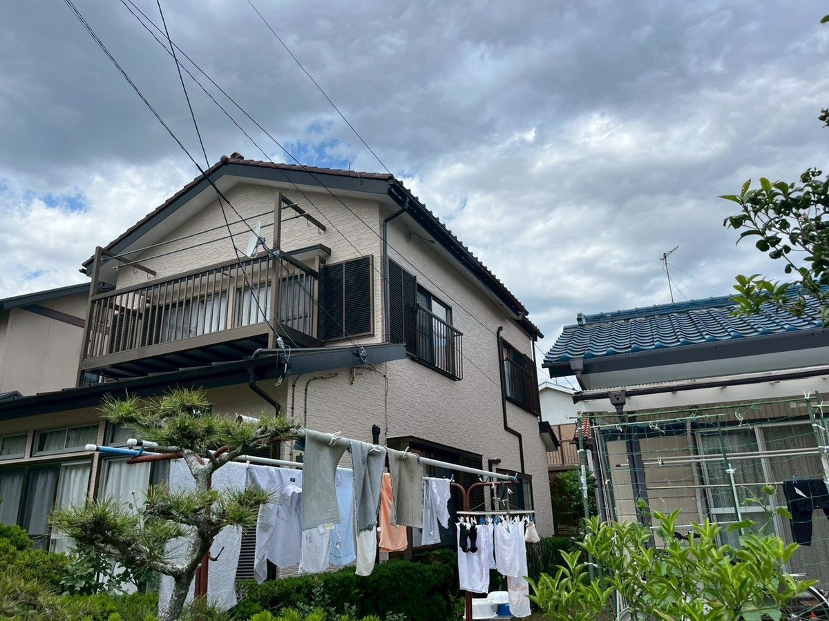 足場解体です。仕上がりを確認したあと、足場をばらして搬出します。(5月29日)