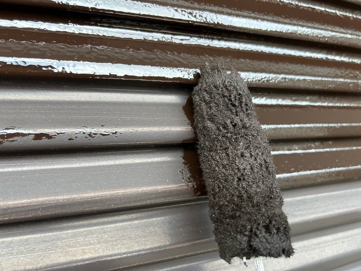 施工前 雨戸の錆止め塗装です。鉄部には錆止めの下塗りを入れ、内側から錆が進むのを止めます。鉄部なので、錆を止めてから仕上げます。