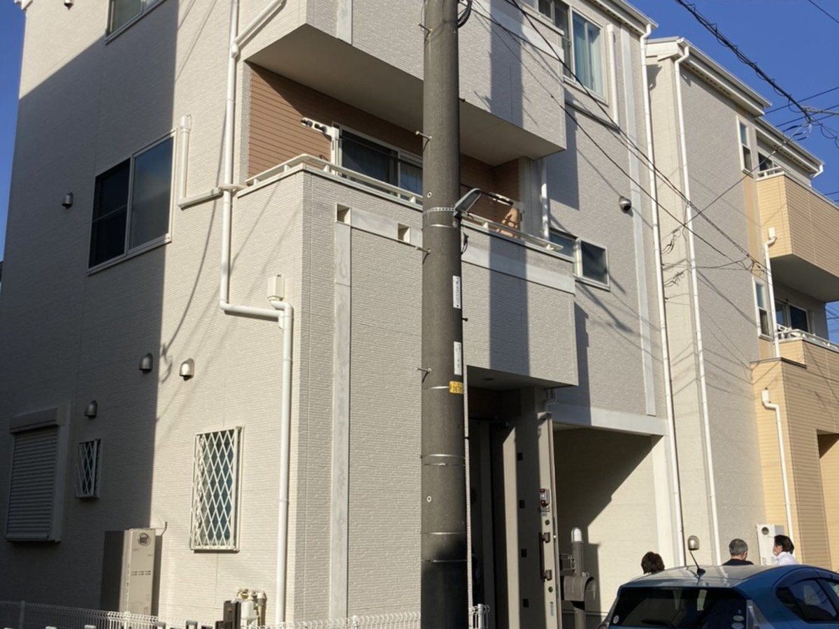 施工前 足場組みです。職人がどこにでも手が届くように足場を組みます。塗り残しを出さないための段取りです。