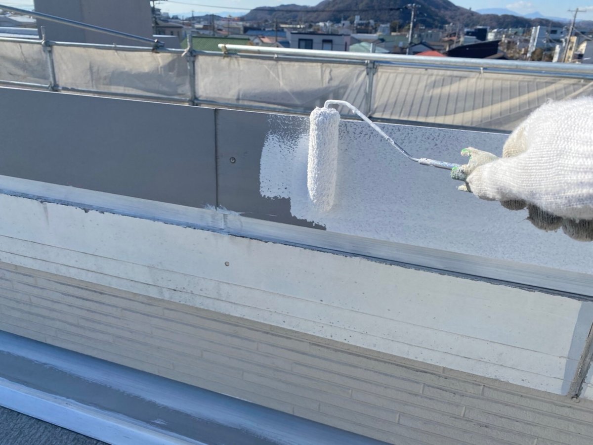施工前 棟板金の錆止め塗装です。鉄部には錆止めの下塗りを入れ、内側から錆が進むのを止めます。屋根の頂上の板金は、風と熱で浮きや錆が出やすい部分です。
