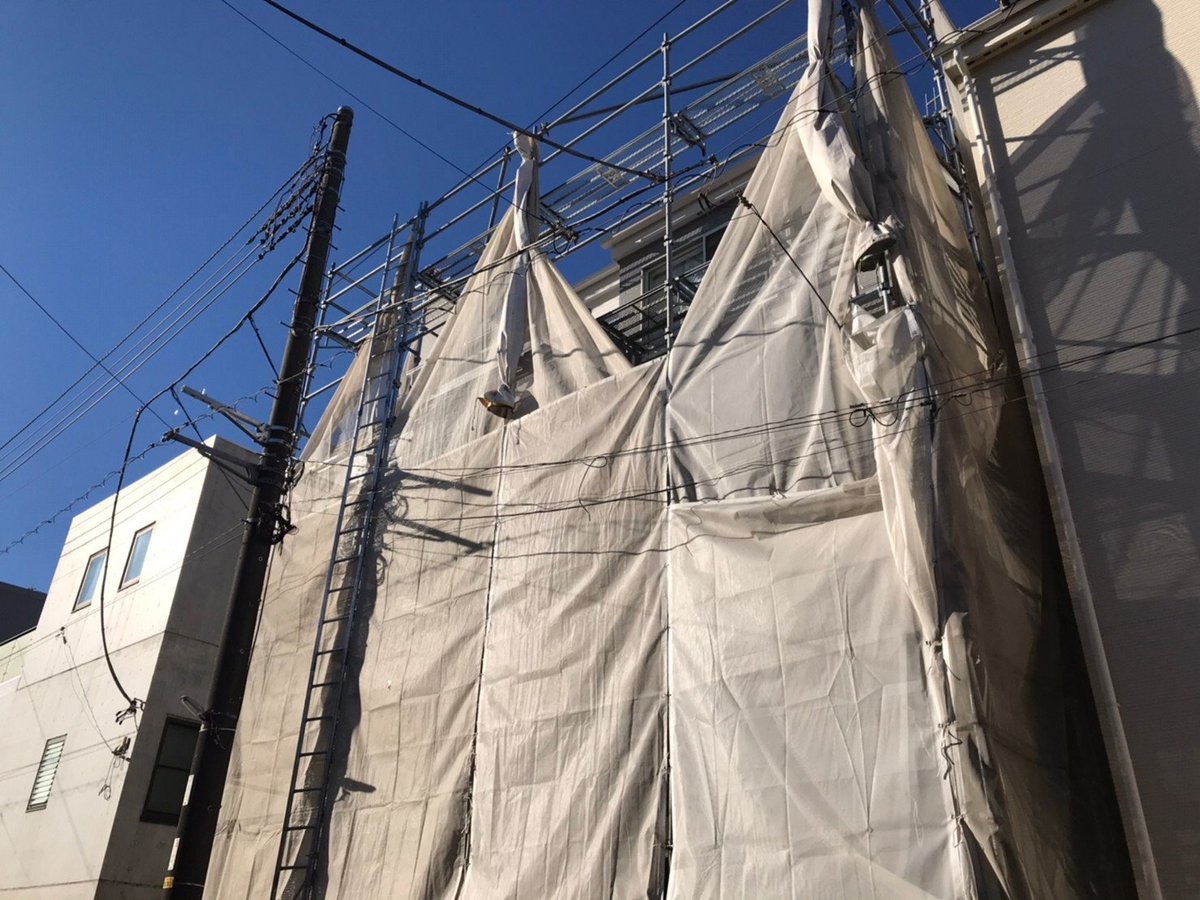 施工前 足場解体です。仕上がりを確認したあと、足場をばらして搬出します。