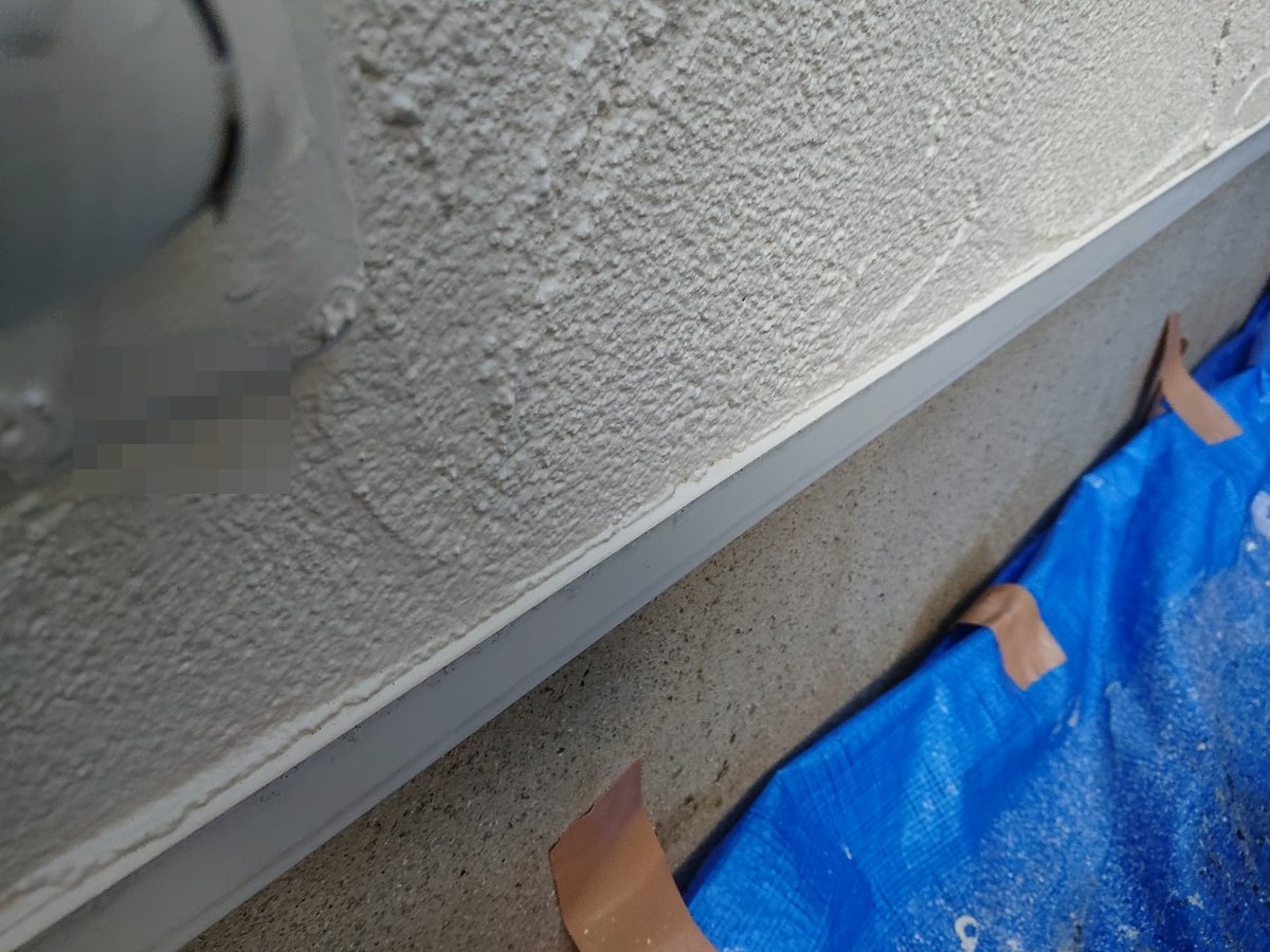 施工前　水切りの錆止め塗装です。鉄部には錆止めの下塗りを入れ、内側から錆が進むのを止めます。水切りは基礎に雨を落とさないための金属部で、錆が出やすい場所です。