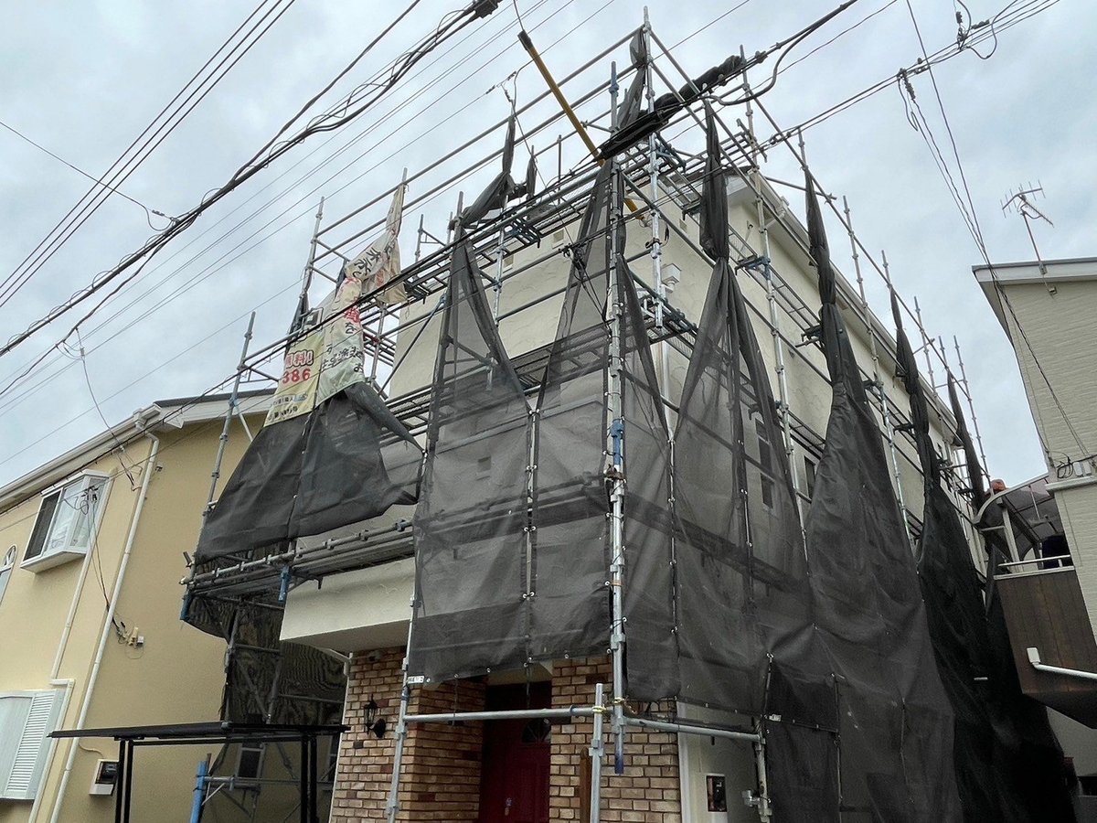 施工前　足場解体です。仕上がりを確認したあと、足場をばらして搬出します。