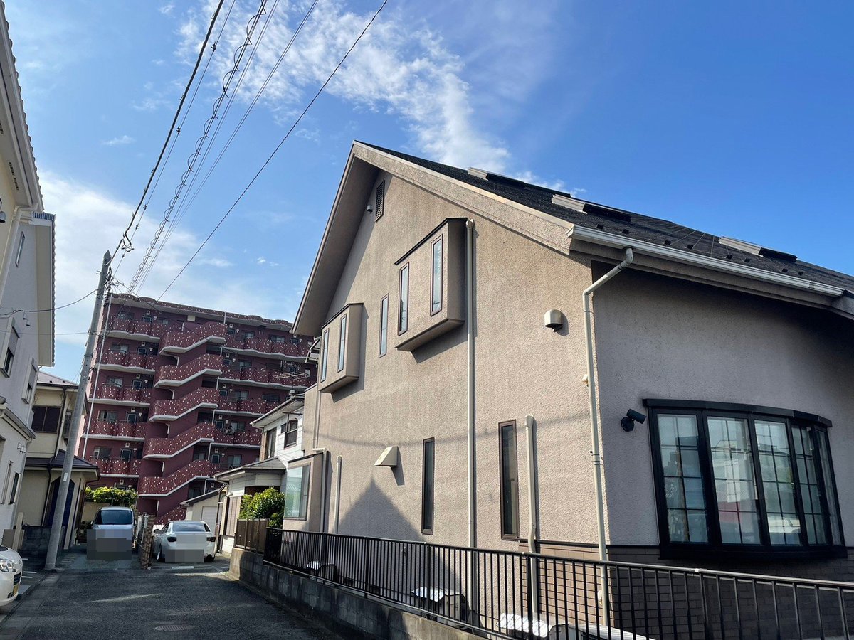 施工前 足場組みです。職人がどこにでも手が届くように足場を組みます。塗り残しを出さないための段取りです。