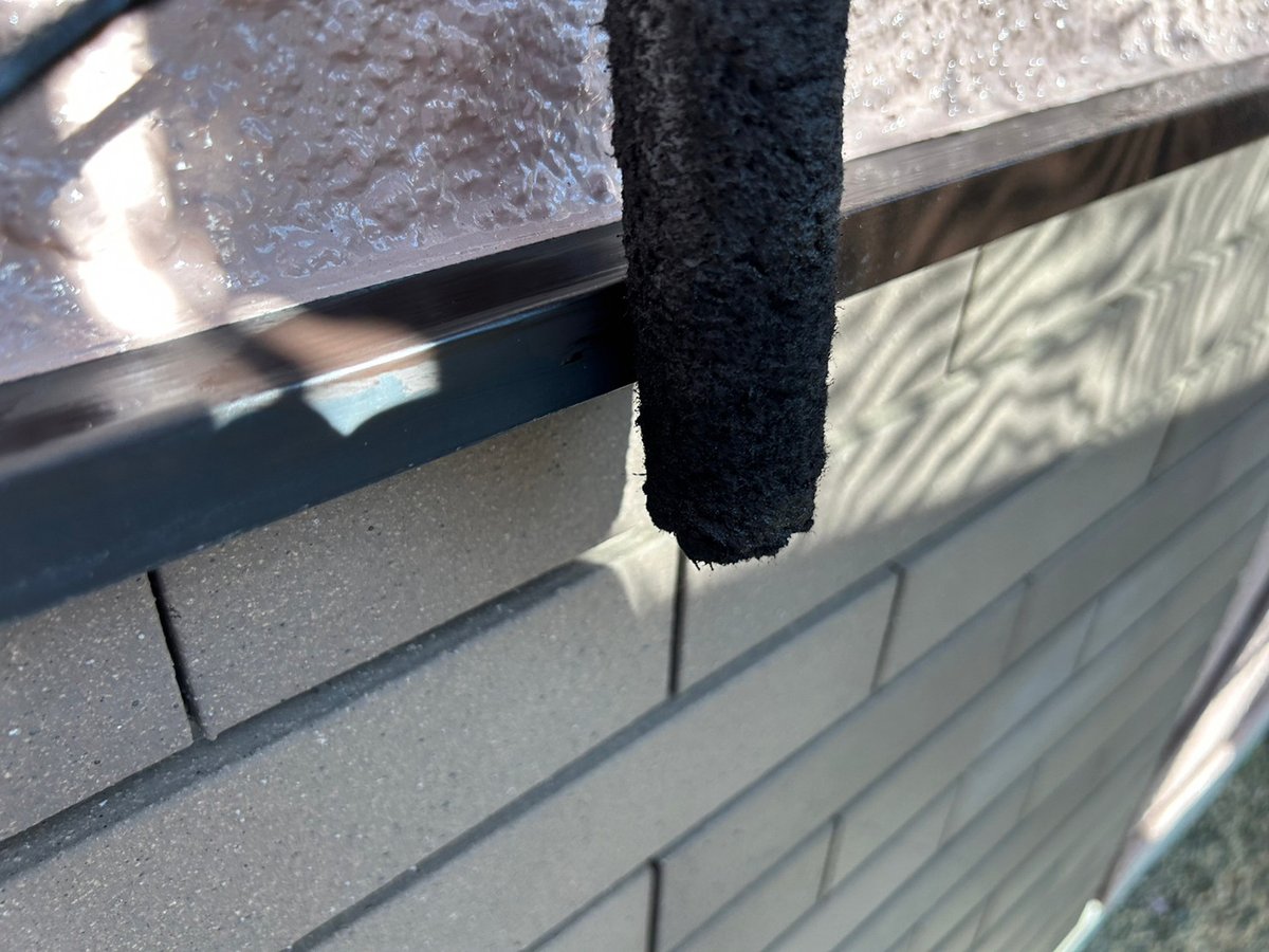 施工前 水切りの錆止め塗装です。鉄部には錆止めの下塗りを入れ、内側から錆が進むのを止めます。水切りは基礎に雨を落とさないための金属部で、錆が出やすい場所です。