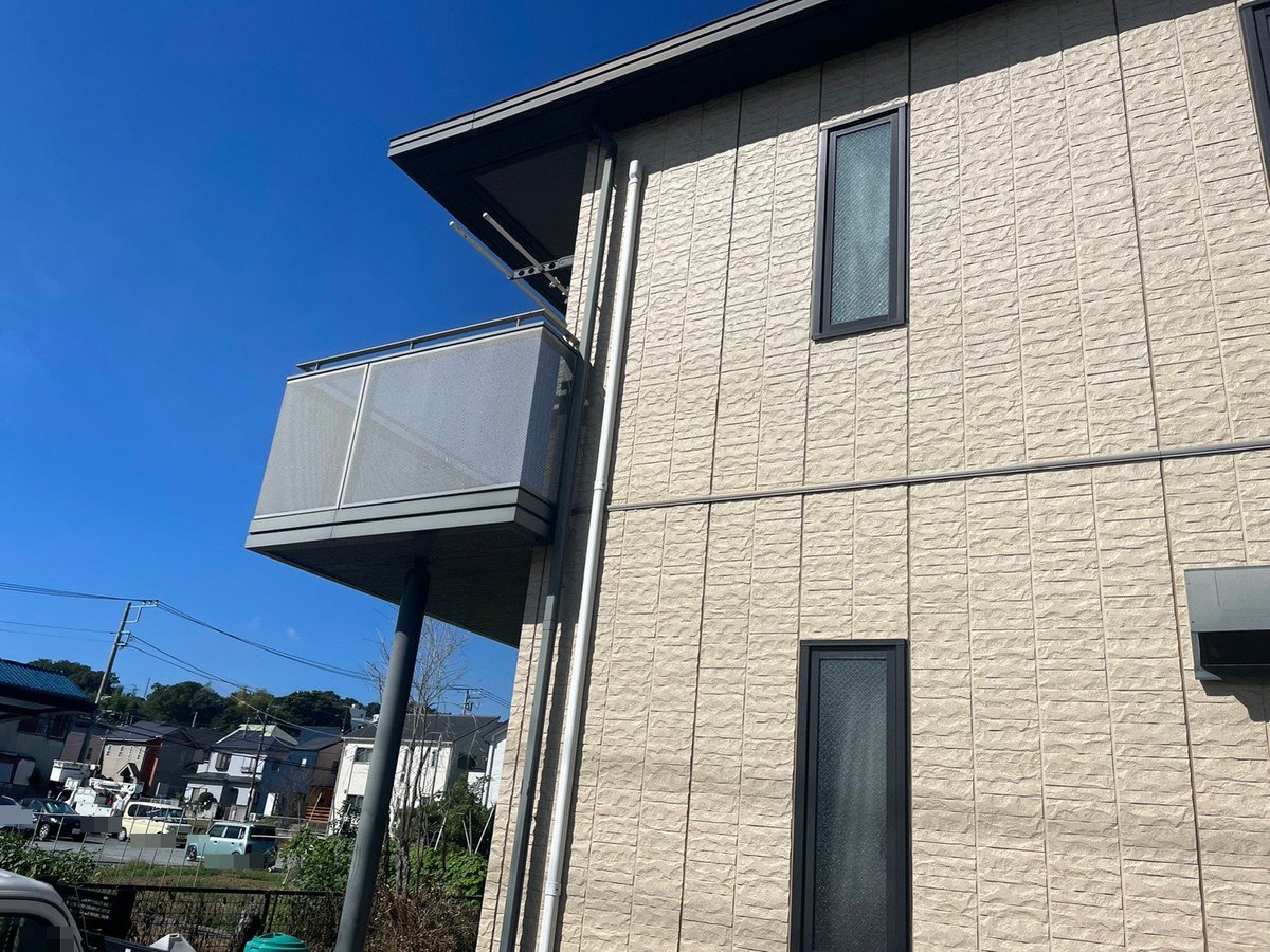 施工前 足場組みです。職人がどこにでも手が届くように足場を組みます。塗り残しを出さないための段取りです。