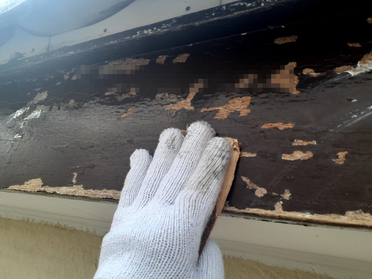 破風板のケレン（下地処理）です。浮いた古い塗膜や錆を落とし、表面をざらつかせて塗料が食いつく下地をつくります。破風板は雨風と紫外線をまともに受け、傷みが出やすい部位です。（1月10日）