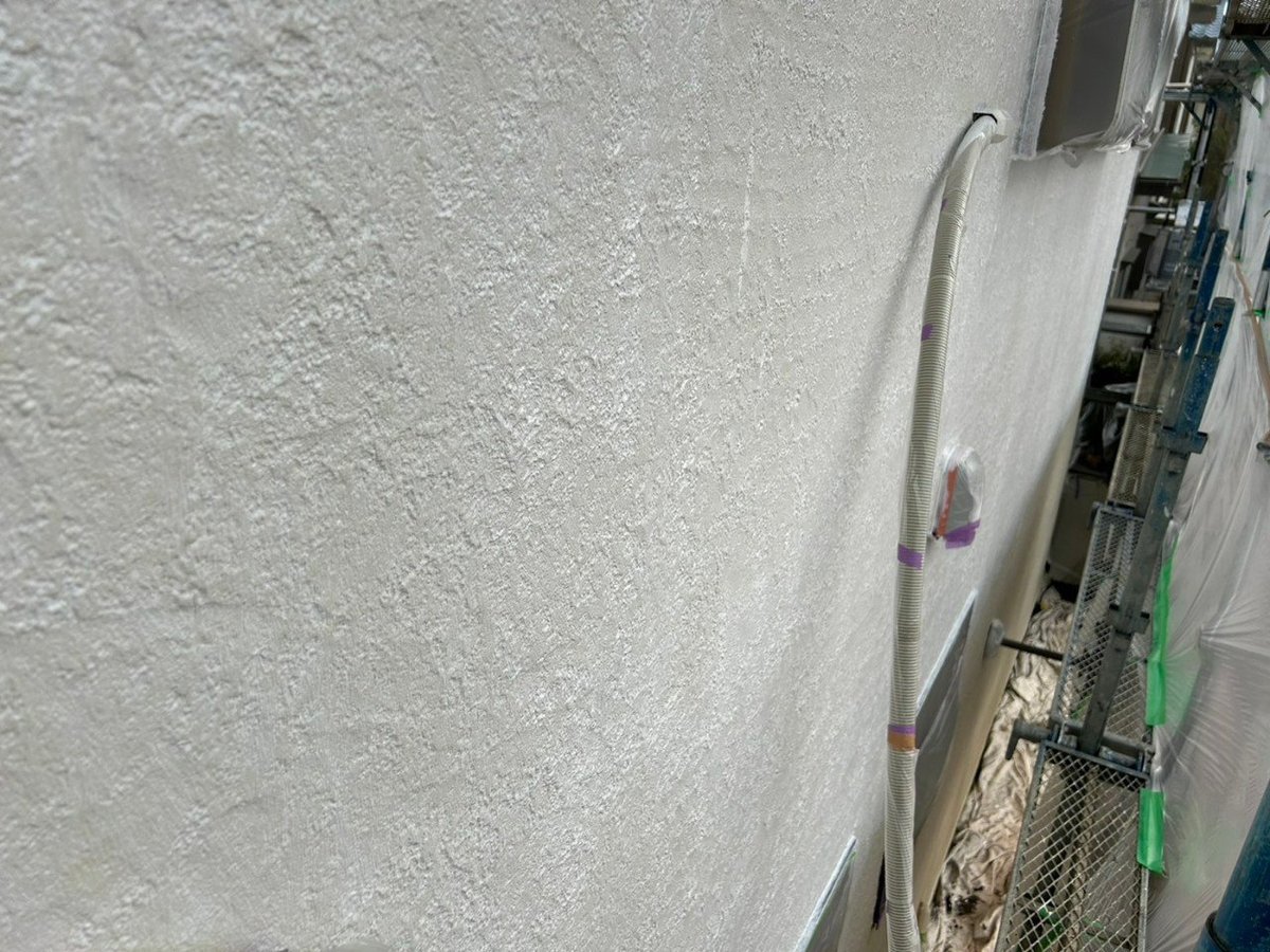 外壁の下塗りです。下地への吸い込みを止め、仕上げ塗料の密着を高める1層目です。（1月11日）