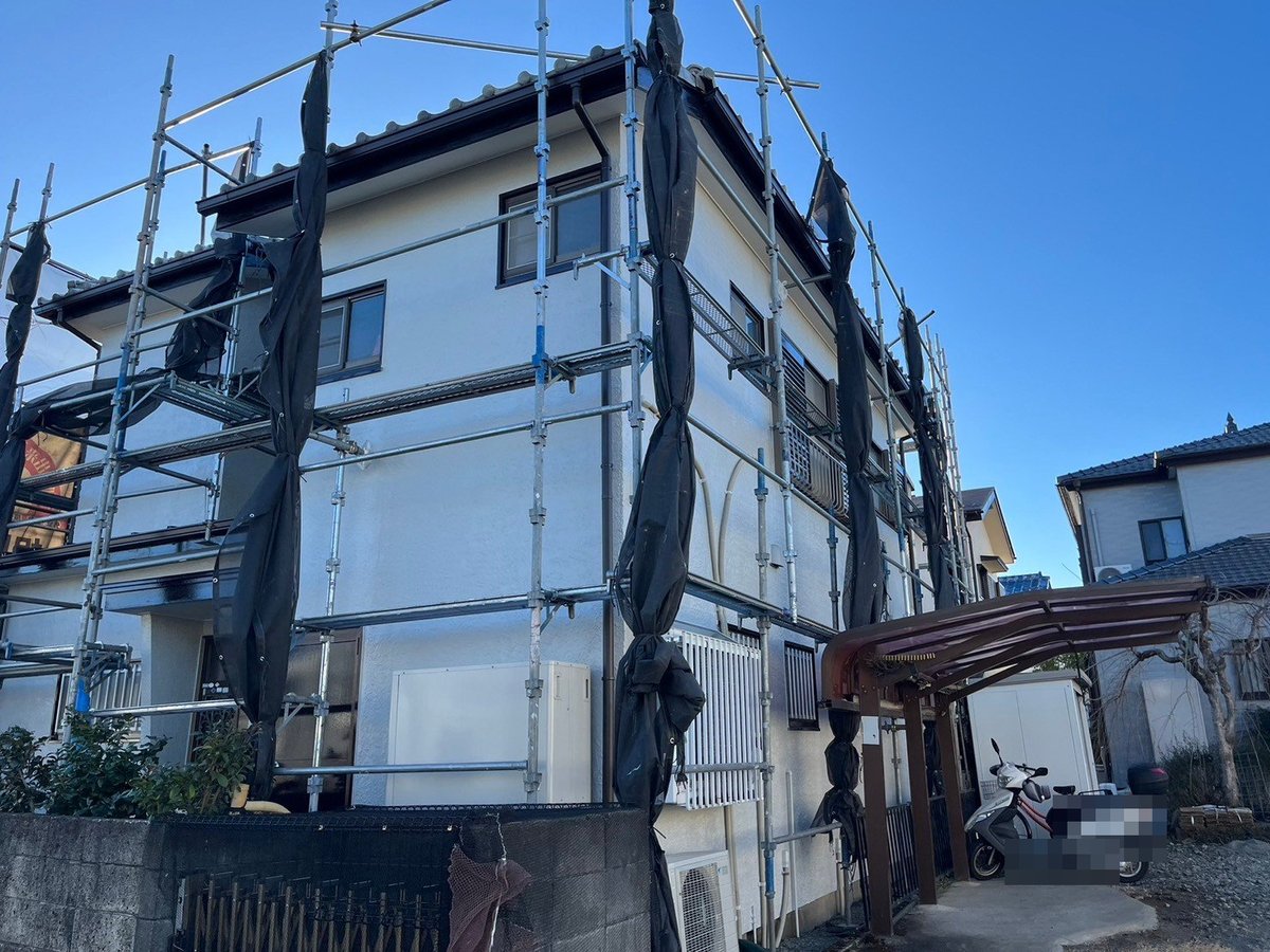 足場解体です。仕上がりを確認したあと、足場をばらして搬出します。（1月25日）