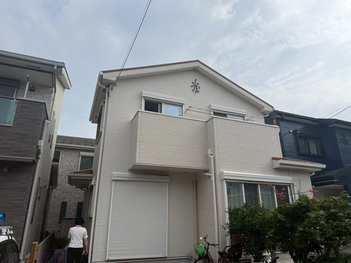 施工前　足場組みです。職人がどこにでも手が届くように足場を組みます。塗り残しを出さないための段取りです。