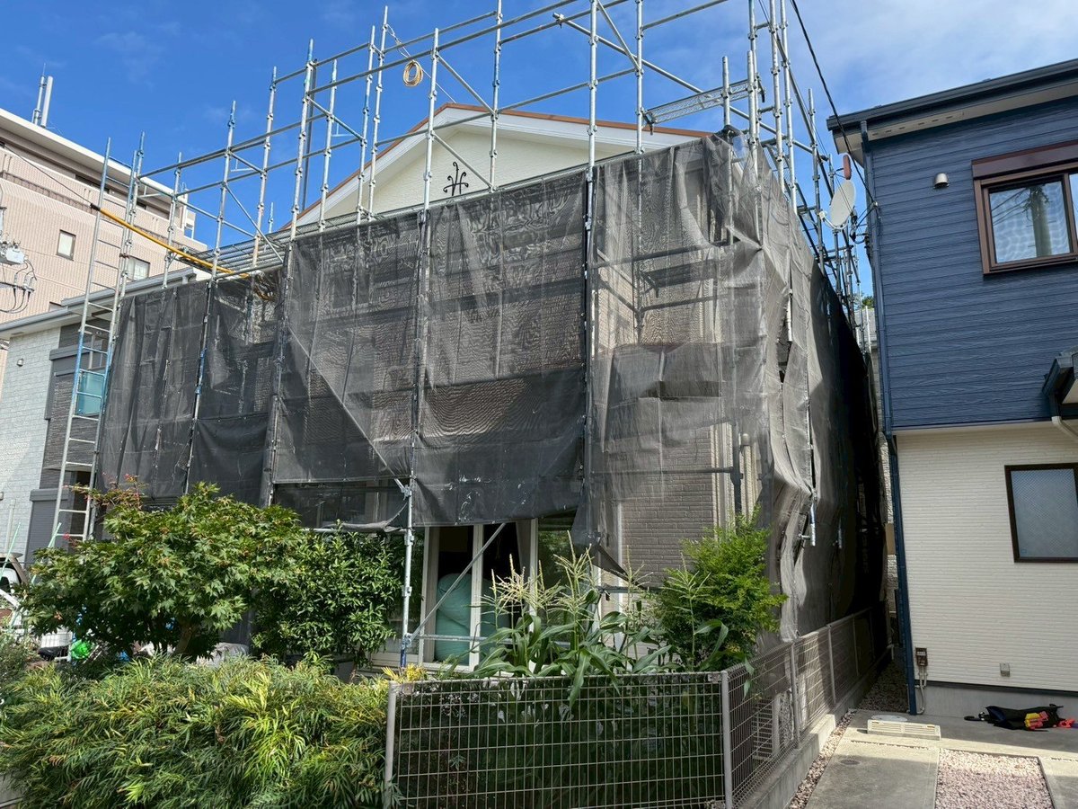 施工前　足場解体です。仕上がりを確認したあと、足場をばらして搬出します。