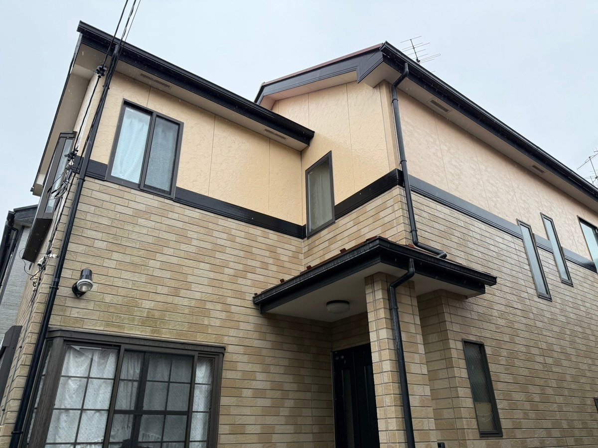 施工前　足場組みです。職人がどこにでも手が届くように足場を組みます。塗り残しを出さないための段取りです。