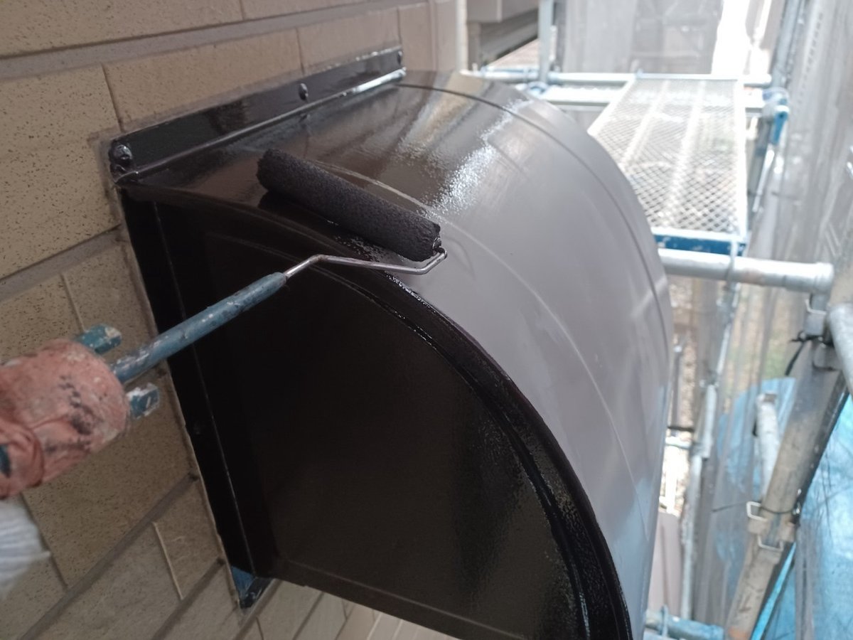 施工前　換気フードの錆止め塗装です。鉄部には錆止めの下塗りを入れ、内側から錆が進むのを止めます。屋外に出ている金属部なので、錆と汚れが付きやすい場所です。