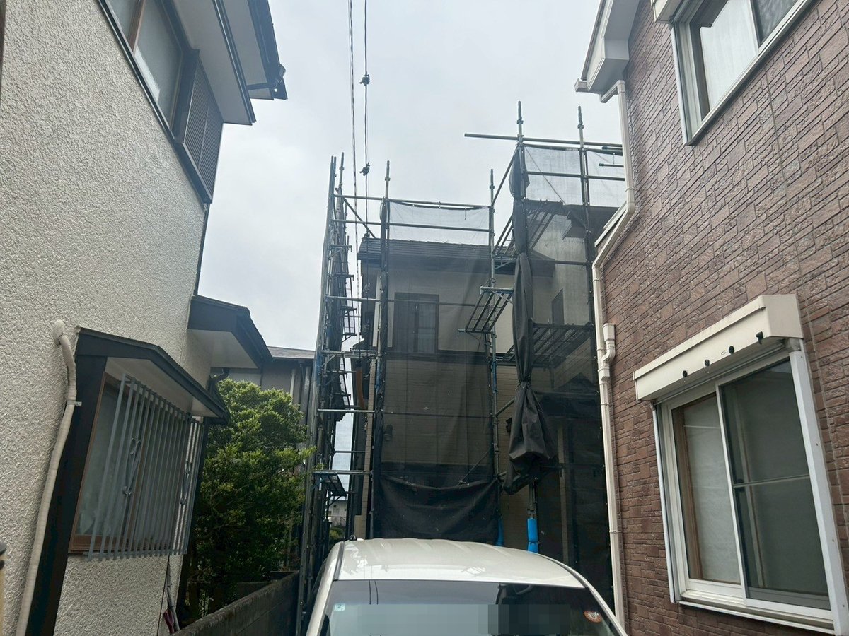 施工前　足場解体です。仕上がりを確認したあと、足場をばらして搬出します。